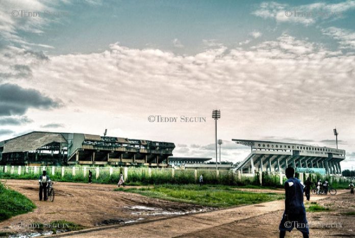 Palais Omni-sports de Bangui. CopyrightDR palais-de-sports-omni-sports-bangui-vu-avec-le-stade-20000-places Centrafrique : Un championnat sans précédent aura lieu à Bangui avec l’appui de la Russie.