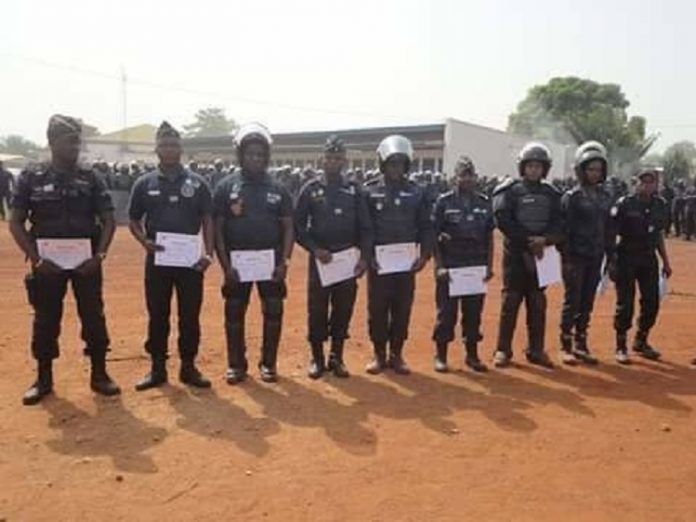 Les Policiers stagiaires formés par la Minusca à Bangui du 19 novembre au 19 décembre 2018. Photo : Anselme Mbata. CopyrightCNC. remise-diplome-policers-centrafricains-formes-par-les-minusca-bantui-centrafrique Centrafrique : fin de formation spécialisée de 290 policiers par la MINUSCA à l’école nationale de police à Bangui.