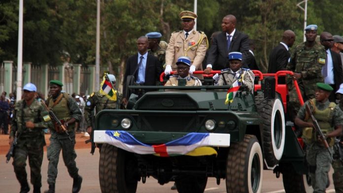 Revue de troupe du Président Touadera lors du défilé du 1er décembre 2018 sur l'avenue des Martyrs à Bangui. Photo : RFI. revu-de-troupe-touadera-defile-2018-avenue-des-martyrs-rfi Centrafrique : Le samedi 1er décembre, la RCA célèbre la journée de la République.