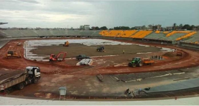 Stade de football de Douala au Cameroun. CopyrightAFP stade-de-douala-au-cameroun Football : Le Cameroun privé de CAN 2019, une crise du foot qui tourne à la crise politique