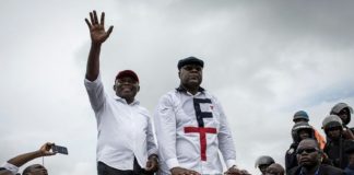 Le candidat Félix Tschisekedi à droite et son Directeur de campagne Kamerhé à gauche le 27 novembre 2018 lors de leur retour à Kinshasa.