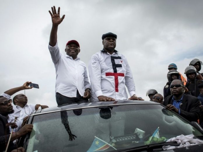 Le candidat Félix Tschisekedi à droite et son Directeur de campagne Kamerhé à gauche le 27 novembre 2018 lors de leur retour à Kinshasa. vital-kamerhe-et-felix-tschisekedi-retour-a-kinshasa-le-27-novembre-2018-salues-par-les-partisans République démocratique du Congo : Félix Tshisekedi et Vital Kamerhe en meeting ce dimanche à camp Luka