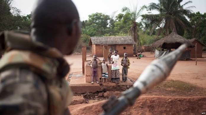 Un soldat FACA à Obo à l'extrême Sud-Est de la RCA. Des-civils-applaudissent-à-un-soldat-FACA-à-Obo-en-Republique-Centrafricaine- Centrafrique : difficulté des FACA à Bakouma, la ministre de la défense convoquée devant l’Assemblée nationale.