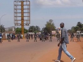 Sit-in du collectif des soldats FACA admis récemment à la retraite au croisement Marabena à Bangui. CopyrightCNC.