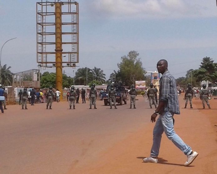 Sit-in du collectif des soldats FACA admis récemment à la retraite au croisement Marabena à Bangui. CopyrightCNC. blocus-de-lavenue-des-martyrs-par-des-soldats-faca-admis-à-la-retraite République centrafricaine : une nouvelle grève des FACA retraités à Bangui.