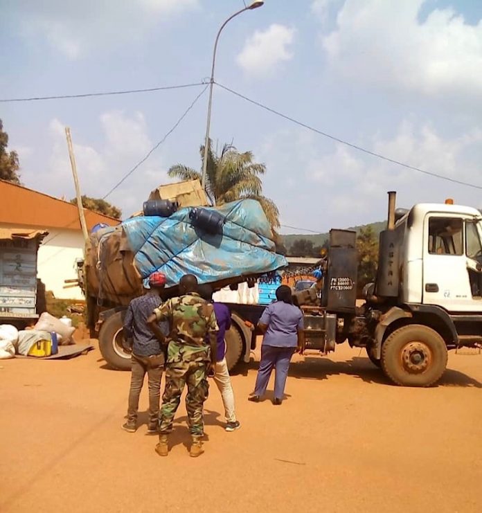 Le camion de la société STI impliqué dans un accident à Bangui camion-au-complet-accident-200-villas-cloture-famille-khoe-derriere-barc-bangui-centrafrique Centrafrique : dérapage d‘un camion-remorque à Bangui.