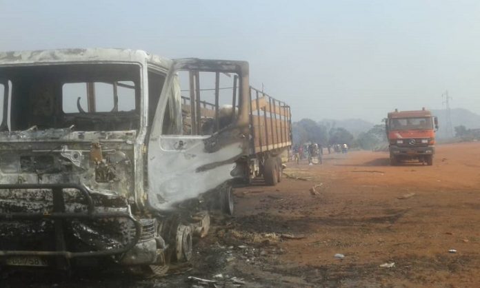 Camion incendié sur la route de Boali au PK26 le 9 janvier 2019. Credit photo : Anselme Mbata. CopyrightCNC. camion-incendie-pk26-route-de-boali-accident-circula Centrafrique : un accident de camion au Pk26 tourne au drame