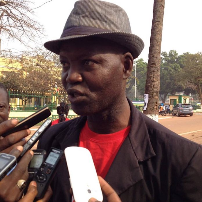 Monsieur Cyriaque Azouassa, Coordonnateur de l'APPAP interviewé par les journalistes lors de la manifestation anti-occidentale à Bangui. Copyright2019CNC. coordonateur-de-appap-cyriaque-azouassa-anti-français- Centrafrique : Touadera, les Russes et le réseau de la propagande anti-occidentale, comment fonctionnent-ils ?