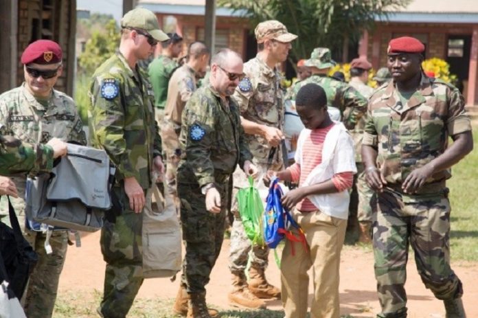 don-des-materiels-eutm-ecole-centrafrique-janvier-2019 Centrafrique : Don de matériel scolaire à l’école Saint Bernard de Menthon (Kassaï) par EUTM-RCA.