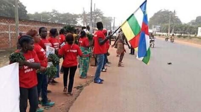 Le sit-in des gilets rouges devant l'hôtel Ledger Plazza de Bangui le 8 janvier 2019. CopyrightCNC. groupement-gilets-rouges-hotel-ledger-plazza-bangui-8janvier2019-corbeaunews-centrafrique Centrafrique : une altercation des gilets rouges qui trahit la position du gouvernement.