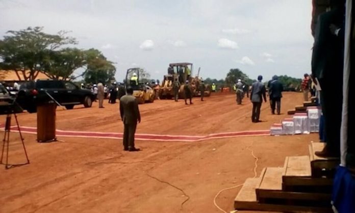 Inauguration des travaux du bitumage de l'axe BAORO-BOUAR par le chef de l'État Faustin Archange Touadera. CopyrightCNC. image-bitumage-baoro-bouar-en-centrafrique Centrafrique : grève à la base de SATOM de Bouar, les personnels demandent le départ du chef de Sécurité .