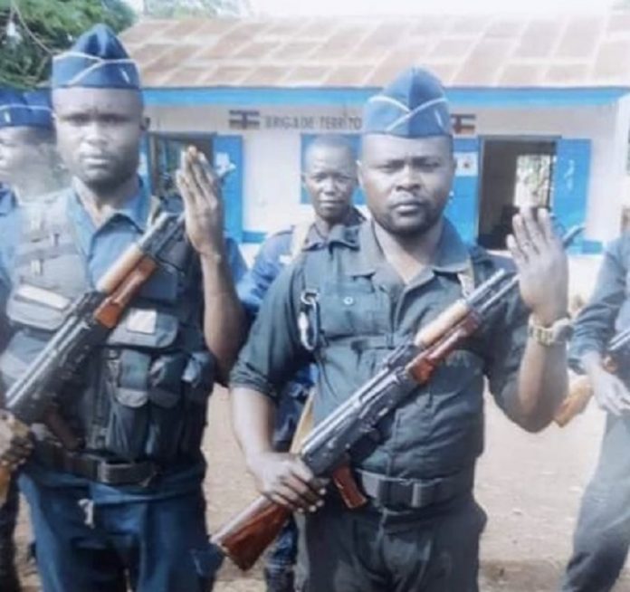 Les deux policiers tués à Bambari le 10 janvier 2019 par les rebelles filmés lors de leur patrouille à Bambari. CopyrightCNC. les-deux-policiers-tués-à-Bambari-le-10-janviers-2019. Centrafrique : cafouillage autour de la cérémonie funéraire des policiers et gendarmes tués à Bambari.