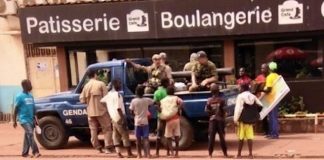 Des mercenaires russes dans un véhicule de patrouille de la gendarmerie nationale au centre-ville de Bangui.