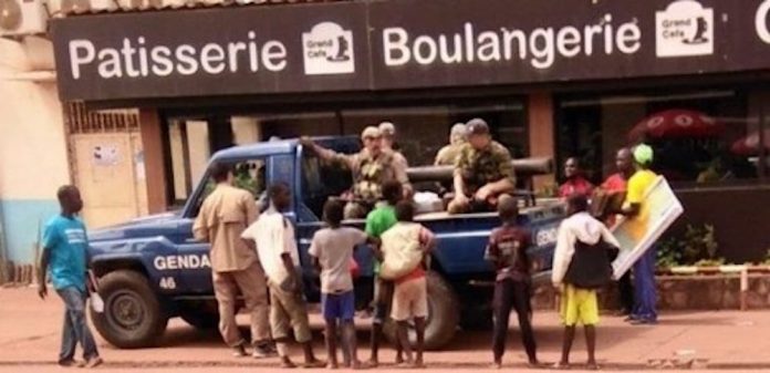 Des mercenaires russes dans un véhicule de patrouille de la gendarmerie nationale au centre-ville de Bangui. les-militaires-russes-dans-un-pick-up-de-la-Gendarmerie-Nationale-IMG_7mai2018005155-1 République centrafricaine : Bambari, les mercenaires russes sont à la recherche des vivres.