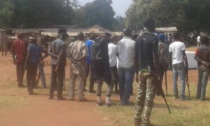 meeting-ministre-wanzet-linguissara-gadzi-corbeaunews-centrafrique Centrafrique : coups de feu des Anti-Balaka sur le véhicule du ministre de la Sécurité publique au village Dinguiri.