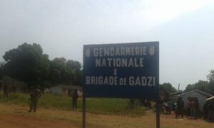 pancarte-gendarmerie-gadzi-vers-carnot-corbeaunews-centrafrique Centrafrique : coups de feu des Anti-Balaka sur le véhicule du ministre de la Sécurité publique au village Dinguiri.