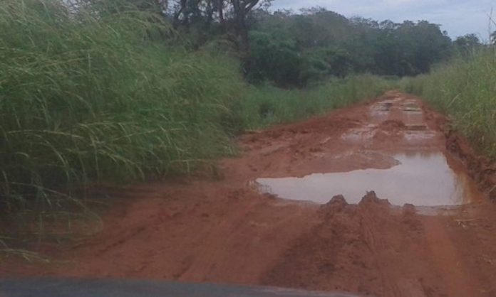 route_defoncee_sibut_grimari Centrafrique : grave accident de circulation du Préfet de la Ouaka proche de Sibut.