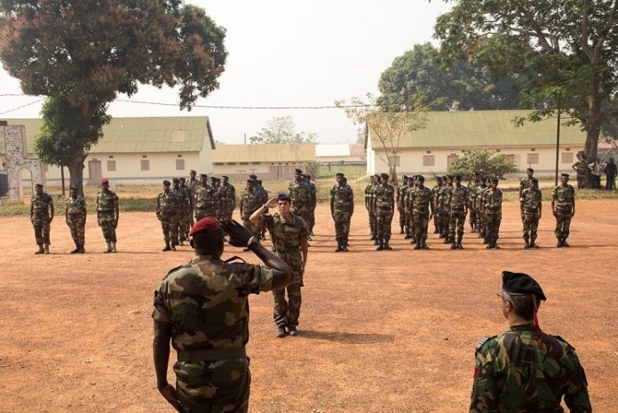 soldats-faca-debout-repos-salut-militaire-face-instructeurs-eutm-rca-bangui-camp-kassai Centrafrique : Fin de stage des FACA  aux Techniques Elémentaires - Emploi des réseaux mobile