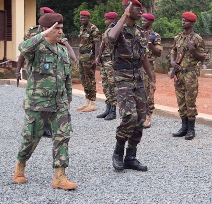 Cérémonie-au-sein-du-ministère-de-la-défense-de-la-fin-de-formation-des-Faca-le-15-mai-2018.-par-EUTM Centrafrique : l’évolution spectaculaire des Forces armées centrafricaines