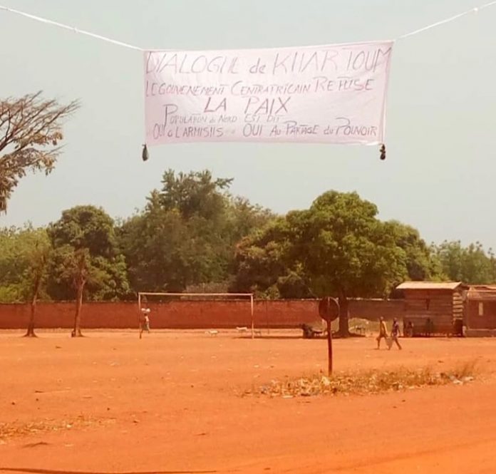 Banderole déployés par les groupes armés dans les rues de Bria dans la Haute-Koto. Credit photo Moïse Banafio/CNC banderole-ville-morte-a-bria-dans-haute-koto-pourparlers-khartoum Centrafrique : Pourparlers de Khartoum,ville morte dans plusieurs villes du pays.