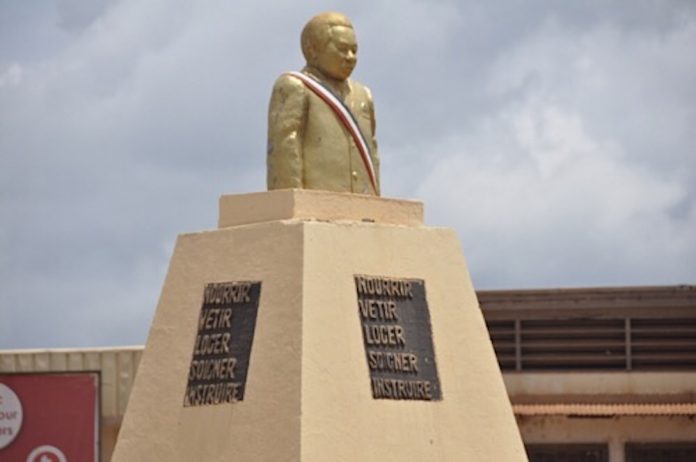 statue du premier Président de la République centrafricaine. monument-Boganda-Bangui-IMG_9mars2018171306 Centrafrique : avis important de Monsieur Albert Guipibopala aux frères centrafricains.