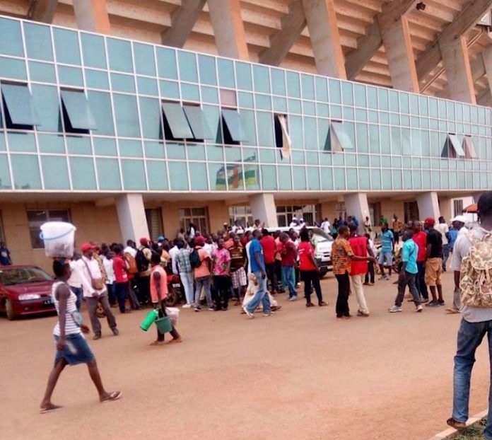 atroupement-des-personnes-après-lagression-du-ministre-lionel-Dounda-des-sports Centrafrique : le ministre de la jeunesse et des sports Lionel Dounda agressé dans son bureau de Bangui.