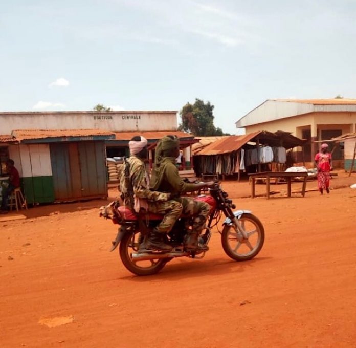 deux-rebelles-du-fprc-sur-une-moto-dans-la-ville-de-bria-corbeaunews-centrafrique-1 RCA : extrême tension intercommunautaire à Bria après l’assassinat de deux officiers de la Seleka.