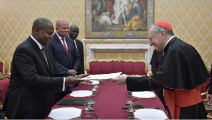 réunion entre le cardinal Parolin et le président Touadéra, le 5 mars 2019 au Vatican. (Vatican Media) réunion-entre-le-cardinal-Parolin-et-le-président-Touadéra-le-5-mars-2019-au-Vatican.-Vatican-Media Entrée en vigueur de l’Accord-cadre entre le Saint-Siège et la République centrafricaine