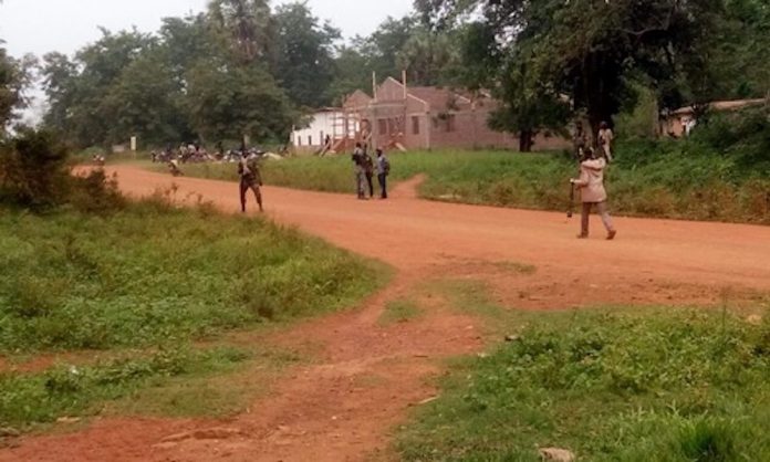 5-rebelles-bloquent-la-route-à-Gamboula-IMG_8avr2018120859 Centrafrique : combat de Zoukombo, un bilan lourd pour le FDPC.