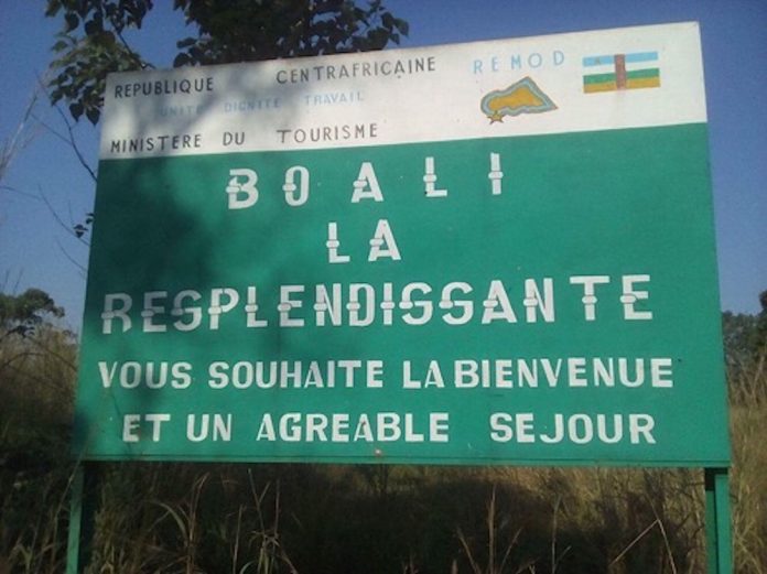 Pancarte-de-Bienvenue-à-Boali-corbeaunews- Centrafrique : un accident fait un mort et plusieurs blessés à Boali.