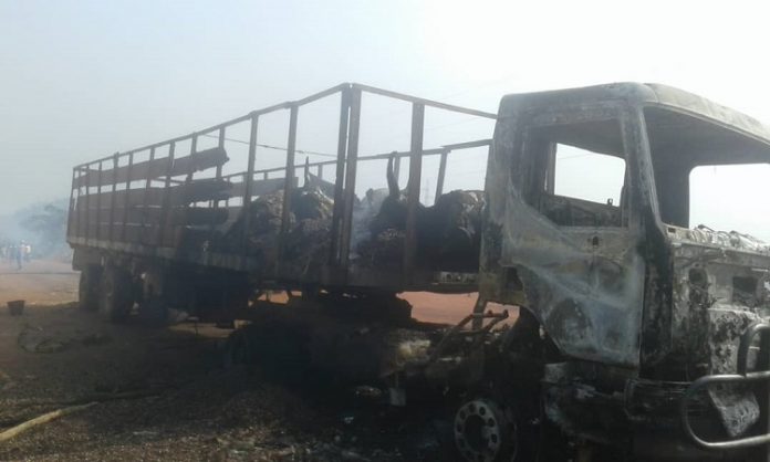 camion-incendie-pk26-bangui Centrafrique : un camion et deux motos incendiés par les rebelles du FDPC.