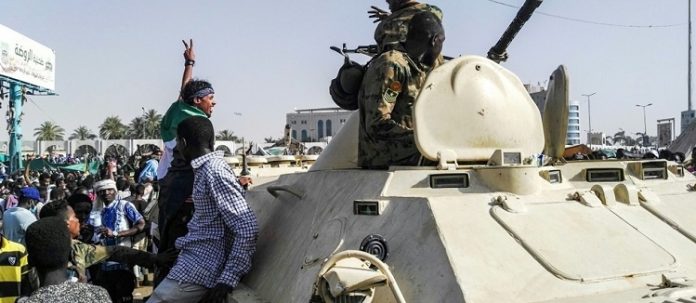 manifestants-au-Soudan-devant-le-siège-de-larmée-2 Regain de tension au Soudan entre les militaires au pouvoir et la contestation