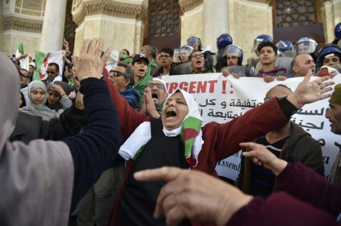 manifestation-et-larmée-à-lAlgérie-après-la-transition-1 Algérie: l’armée oppose une fin de non-recevoir aux revendications des manifestants