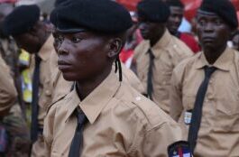 De-nouveaux-gardes-pénitentiaires-centrafricains-présentent-le-drapeau-national Centrafrique : De nouveaux gardes pénitentiaires centrafricains présentent le drapeau national