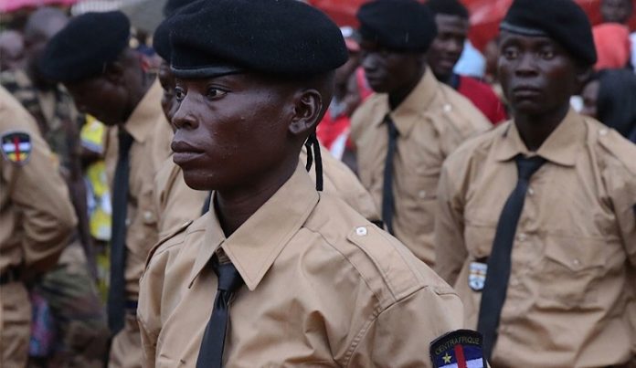 De-nouveaux-gardes-pénitentiaires-centrafricains-présentent-le-drapeau-national Centrafrique : De nouveaux gardes pénitentiaires centrafricains présentent le drapeau national