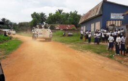 Des Casques bleus patrouillent près de Kananga, dans le Kasaï central, en RDC, le 11 mars 2017 Des-Casques-bleus-patrouillent-près-de-Kananga-dans-le-Kasaï-central-en-RDC-le-11-mars-2017-1 RDC: reddition d'un chef milicien accusé de massacre de 17 policiers au Kasaï