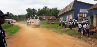 Des Casques bleus patrouillent près de Kananga, dans le Kasaï central, en RDC, le 11 mars 2017