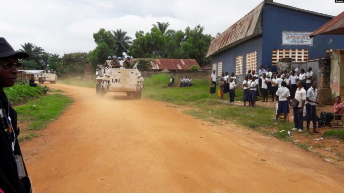 Des Casques bleus patrouillent près de Kananga, dans le Kasaï central, en RDC, le 11 mars 2017 Des-Casques-bleus-patrouillent-près-de-Kananga-dans-le-Kasaï-central-en-RDC-le-11-mars-2017-1 RDC: reddition d'un chef milicien accusé de massacre de 17 policiers au Kasaï