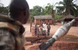 Des-civils-applaudissent-à-un-soldat-FACA-à-Obo-en-Republique-Centrafricaine- Centrafrique : retour des soldats FACA à Kaga-Bandoro.