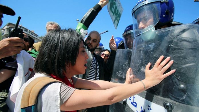 Des officiers de police et des manifestants s'affrontent lors d'une manifestation du 1er mai à Alger en Algérie le 1er mai 2019 Des-officiers-de-police-et-des-manifestants-saffrontent-lors-dune-manifestation-du-1er-mai-à-Alger-en-Algérie-le-1er-mai-2019 Algérie : confusion autour de la tenue de la présidentielle