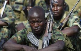 Des soldats nigérians écoute leurs supérieurs lors d'un entraînement à Makurdi au Nigeria le 4 octobre 2017 Des-soldats-nigérians-écoute-leurs-supérieurs-lors-dun-entraînement-à-Makurdi-au-Nigeria-le-4-octobre-2017 Nigéria : Au moins 5 soldats tués dans une embuscade de Boko Haram