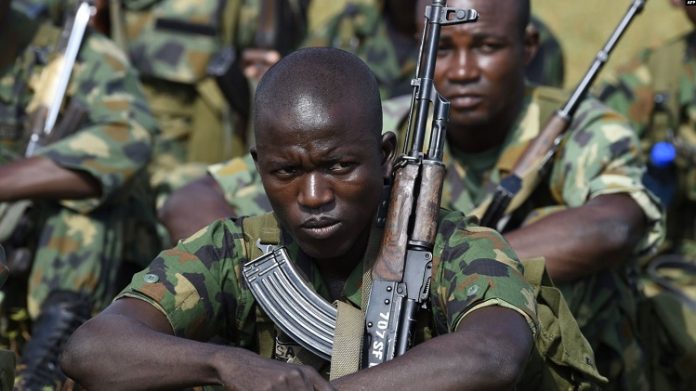 Des soldats nigérians écoute leurs supérieurs lors d'un entraînement à Makurdi au Nigeria le 4 octobre 2017 Des-soldats-nigérians-écoute-leurs-supérieurs-lors-dun-entraînement-à-Makurdi-au-Nigeria-le-4-octobre-2017 Nigéria : Au moins 5 soldats tués dans une embuscade de Boko Haram