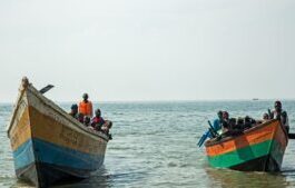 Figure Des bateaux transportant des réfugiés congolais traversent les eaux du lac Albert à Sebagoro en Ouganda le 15 février 2018 Figure-Des-bateaux-transportant-des-réfugiés-congolais-traversent-les-eaux-du-lac-Albert-à-Sebagoro-en-Ouganda-le-15-février-2018 Ouganda : 8 morts et 15 disparus dans le chavirage d'un bateau