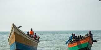 Figure Des bateaux transportant des réfugiés congolais traversent les eaux du lac Albert à Sebagoro en Ouganda le 15 février 2018