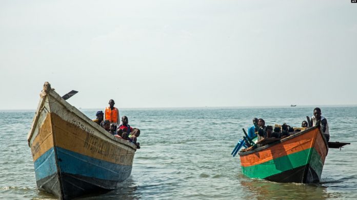 Figure Des bateaux transportant des réfugiés congolais traversent les eaux du lac Albert à Sebagoro en Ouganda le 15 février 2018 Figure-Des-bateaux-transportant-des-réfugiés-congolais-traversent-les-eaux-du-lac-Albert-à-Sebagoro-en-Ouganda-le-15-février-2018 Ouganda : 8 morts et 15 disparus dans le chavirage d'un bateau