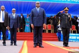 Félix-Tshisekedi-Président-congolais-débout-à-lÉtat-major-de-la-FARDC RDC : le Président de la République remet des allocations de fin de carrière aux militaires des FARDC