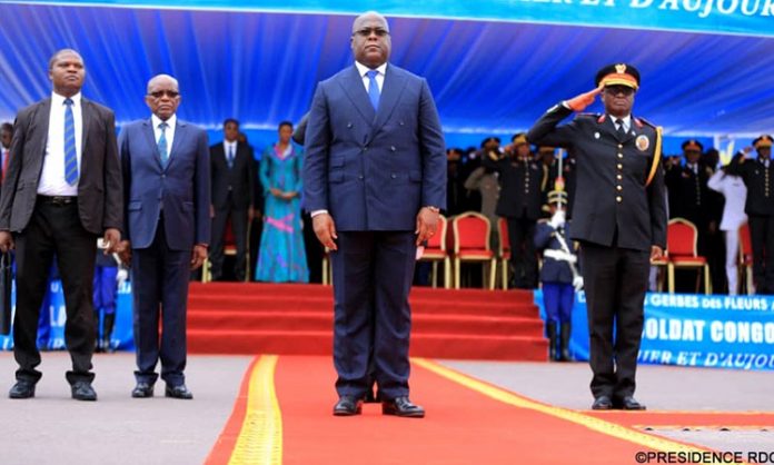 Félix-Tshisekedi-Président-congolais-débout-à-lÉtat-major-de-la-FARDC RDC : le Président de la République remet des allocations de fin de carrière aux militaires des FARDC