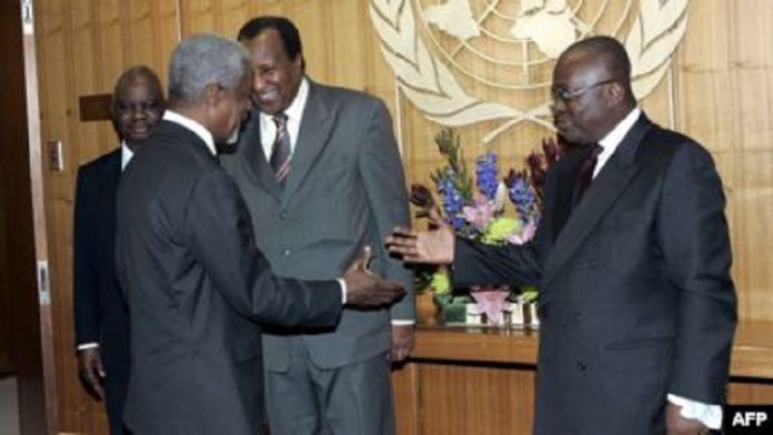 Koffi-Annan-salue-en-action-actuel-Président-ganéen-Nana-Ado-alors-ministre-des-affaires-étrangères-à-New-York-le-17-mars-2005 Ghana : attaque contre les rêves séparatistes du Togoland