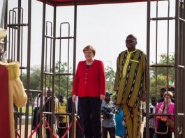 La chancelière allemande Angela Merkel à gauche aux côtés du président du Burkina Faso Roch Marc Christian Kabore lors d'une d'cérémonie de bienvenue à Ouagadougou en mai 2019