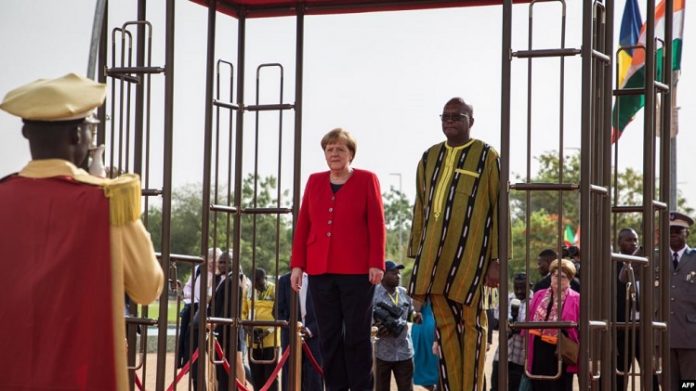 La chancelière allemande Angela Merkel à gauche aux côtés du président du Burkina Faso Roch Marc Christian Kabore lors d'une d'cérémonie de bienvenue à Ouagadougou en mai 2019 La-chancelière-allemande-Angela-Merkel-à-gauche-aux-côtés-du-président-du-Burkina-Faso-Roch-Marc-Christian-Kabore-lors-dune-dcérémonie-de-bienvenue-à-Ouagadougou-en-mai-2019 Attaques djihadistes au Sahel: la plongée vers l'abîme